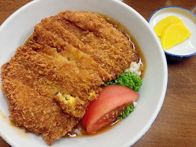 鳥取「武蔵屋食堂」のケチャップあんかけ風牛肉カツ丼720円