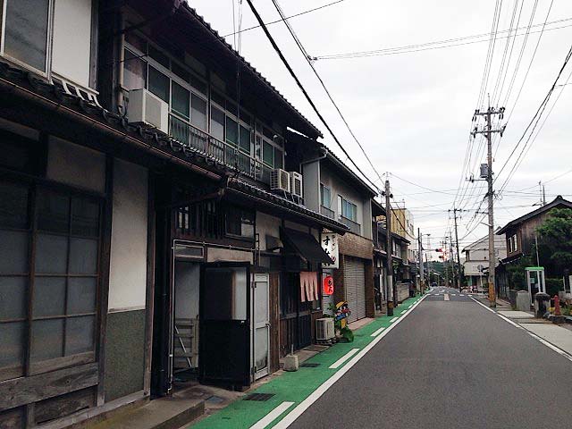 この手のいい感じの街並みは地方に数多いことでしょう