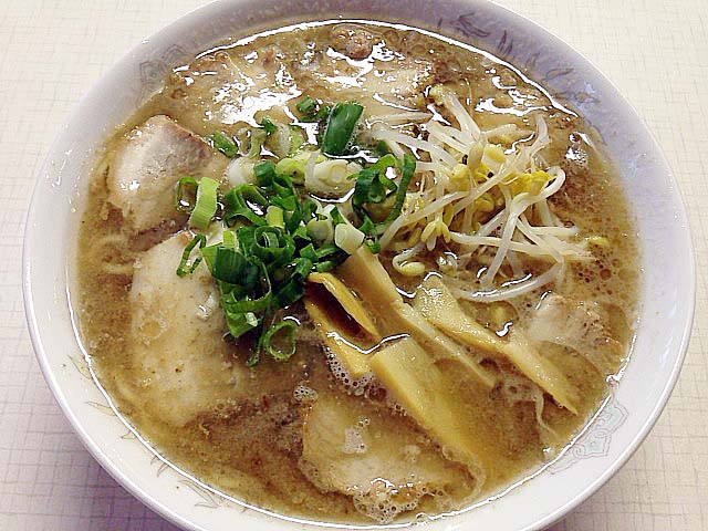 鳥取琴浦町「すみれ」の牛骨醤油チャーシューメン770円