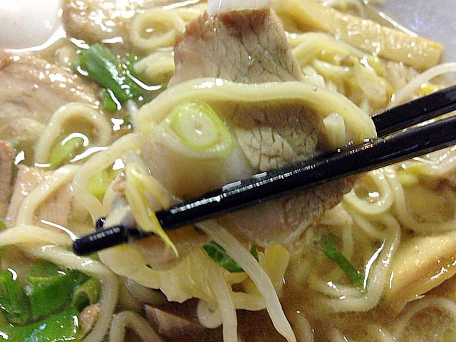 チャーシューに麺を巻きつけ一気にズビビンゲリオン