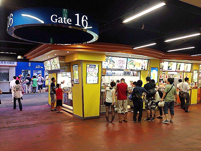 神宮球場16番ゲート入ったところ