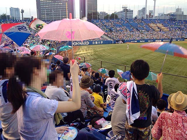 ホームランで「東京音頭」を合掌する神宮球場のスワローズファン