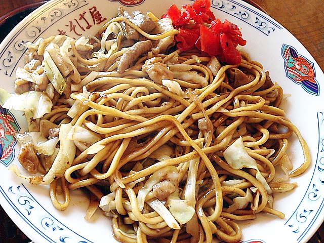 目玉焼きがないとハッキリ分かりますが、まっすぐで太い角麺