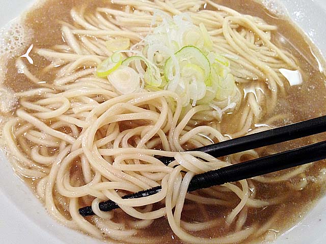 パッツンパッツンと形容される自家製の中細麺