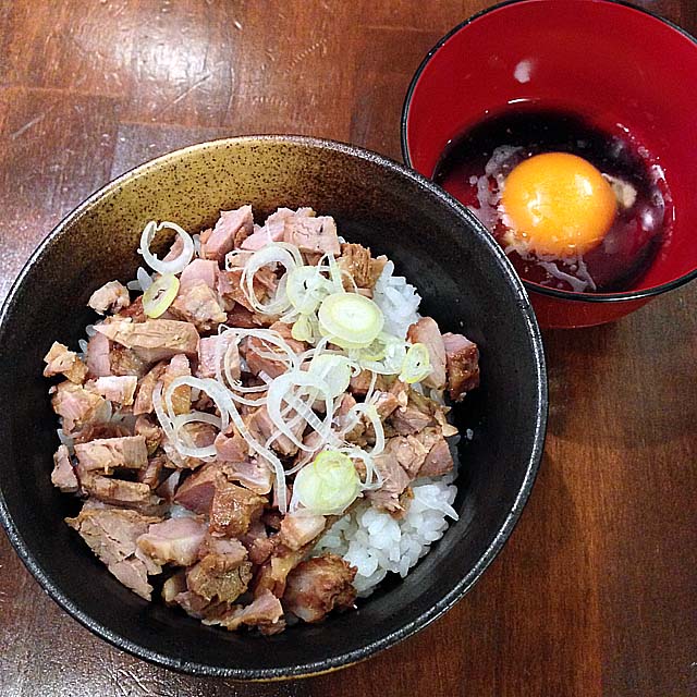 「自家製麺 伊藤 銀座店」のチャーシューネギ入り卵かけご飯300円