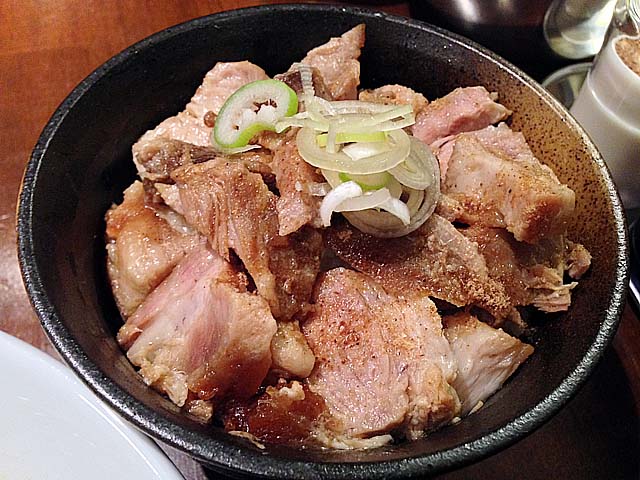 溢れ出る肉々しさ、「自家製麺 伊藤 銀座店」のチャーシュー丼350円