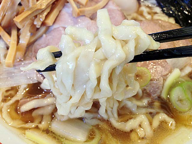 ピロピローっと、打ちたて茹でたて新鮮な平打ち太麺