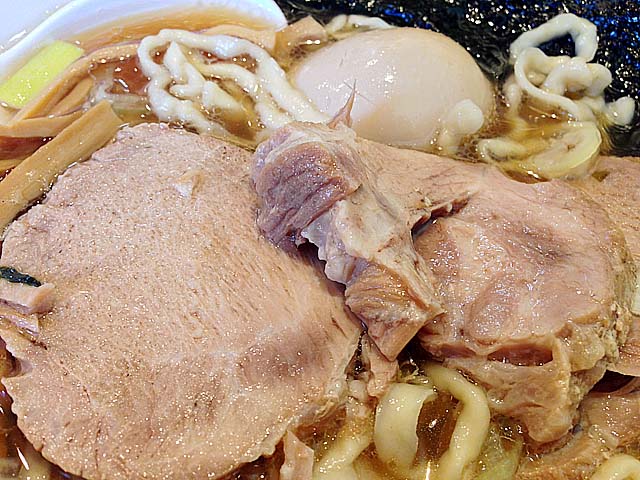 しっとり感を残しつつも味しみしみ、ホロリと崩れる肉厚チャーシュー