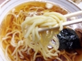 [有楽町][ラーメン][チャーハン]スープが優しい分、固めに茹でた中太縮れ麺が相対的に強い余韻を残す