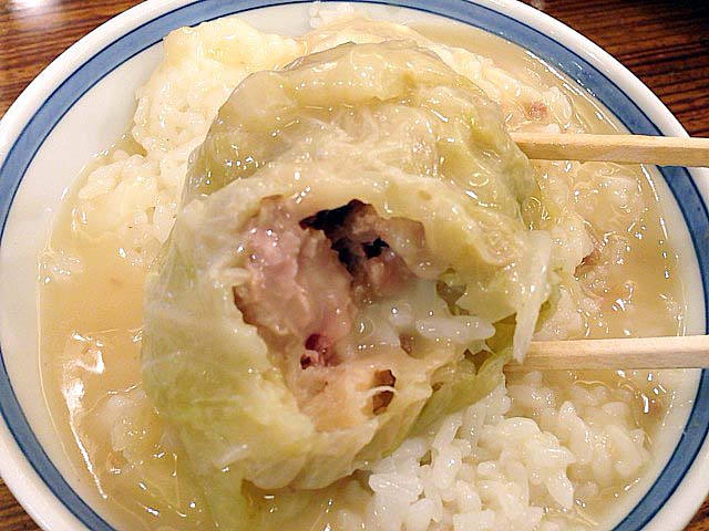 スプーンから箸に持ち替えロールキャベツをガブリ