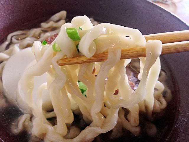 木灰なだけにもっかい言うぞー白く透き通った平打ち縮れ麺！