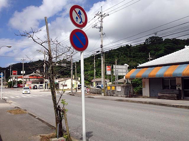 目の前を走る県道84号線は「沖縄そば街道」と呼ばれているそう