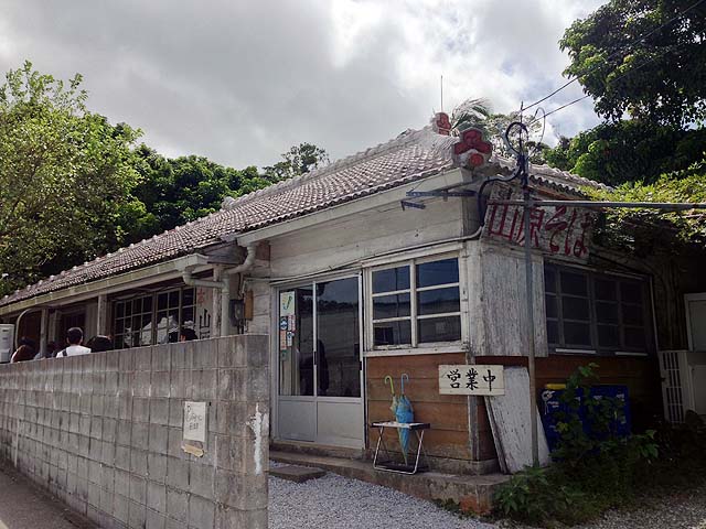 開店前から行列のできる本島北部の人気沖縄そば専門店