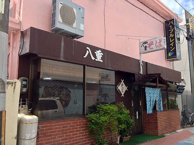 ワンコインのセルフ出汁かけ沖縄そば 名護 八重食堂 のソーキそば 己 おれ