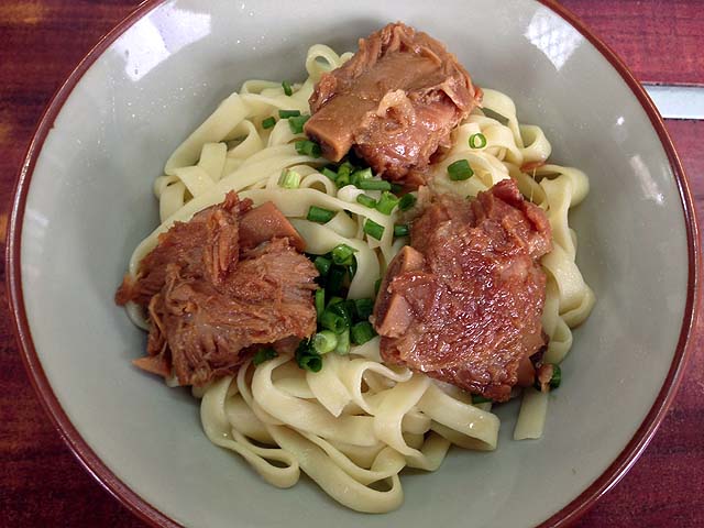 ワンコインのセルフ出汁かけ沖縄そば 名護 八重食堂 のソーキそば 己 おれ