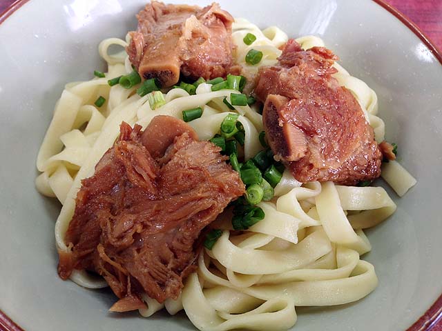 ワンコインのセルフ出汁かけ沖縄そば 名護 八重食堂 のソーキそば 己 おれ