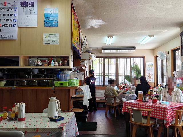 昼下がりに地元民と肩を並べて食べる料理、何だかありがたい