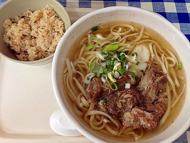 沖縄県那覇市若狭の人気店「高良食堂」のソーキそばとジューシー