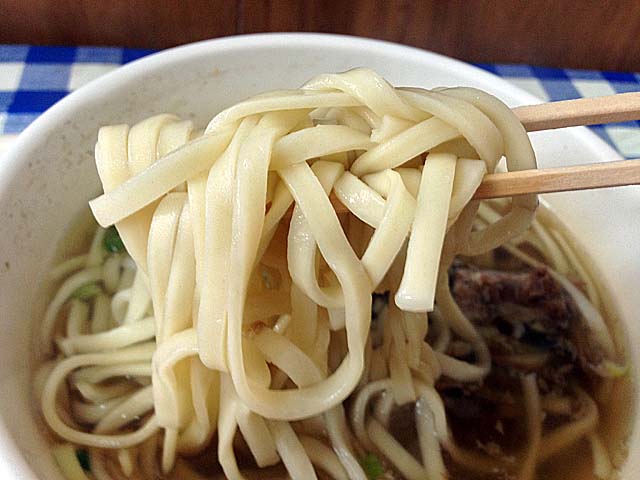 柔らかいおつゆにピッタリな相棒、コシ弱めな平打ち太麺