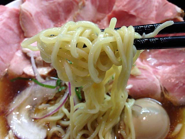 最大230gの大盛まで対応、パツンと食感の細ストレート麺