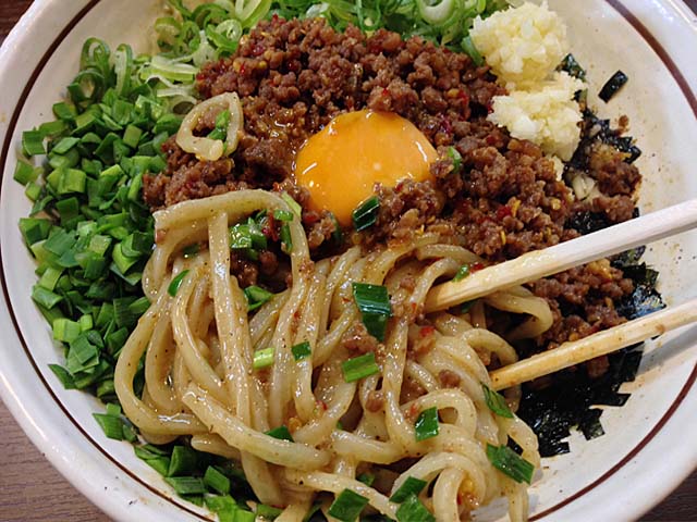 あらかじめ麺とタレをまぜ合わせた状態に各種トッピングをオン