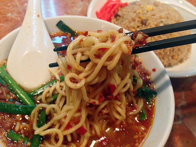 気ままに麺を持ち上げても唐辛子がこれまたビッシリ