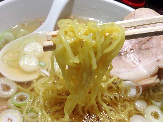 しょっぱウマなスープに固茹での中細麺が非常に合いまズビビン！