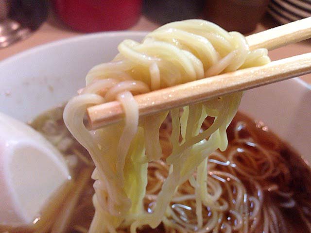 柳の葉を彷彿とさせるはかなくも麗しい細麺をズビビビビン