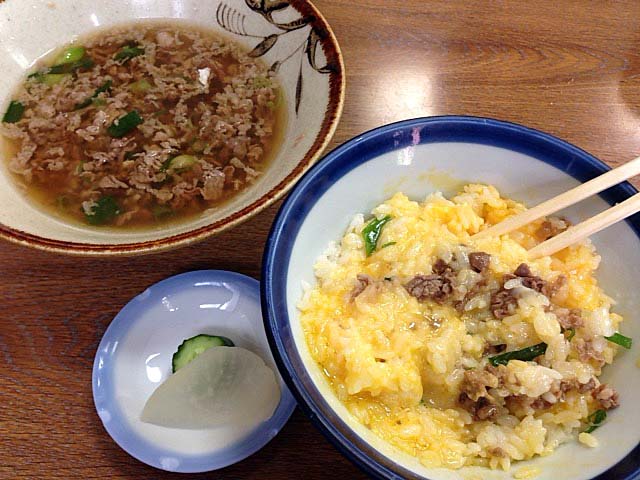 後半になるともう玉子かけごはんに肉吸いのつゆをぶっかけて平らげる