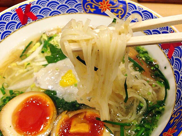 全粒粉を使用した自家製の中太麺