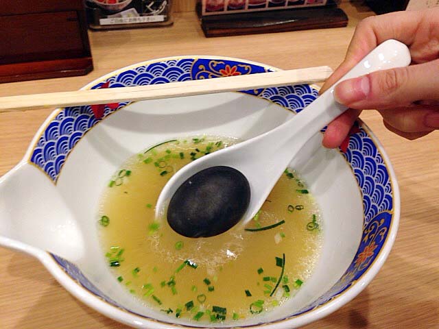 あえて残したラーメンスープを焼き石ドボンで再加熱