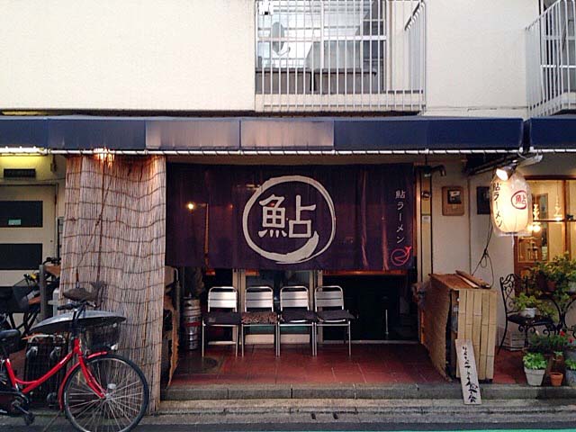 炙りたての一夜干しが丸ごとドカン 二子玉川 鮎ラーメン の鮎丸ゴトラーメン 限定の鮎焼おにぎり 己 おれ 炙りたての一夜干しが丸ごとドカン 二子玉川 鮎ラーメン の鮎丸ゴトラーメン 限定の鮎焼おにぎり 己 おれ