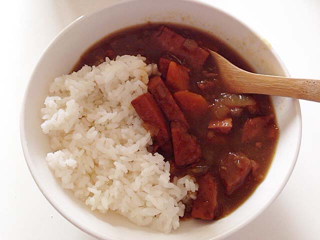 一晩寝かせた翌朝のスパムカレーは、見事なくらいにまろやかでした