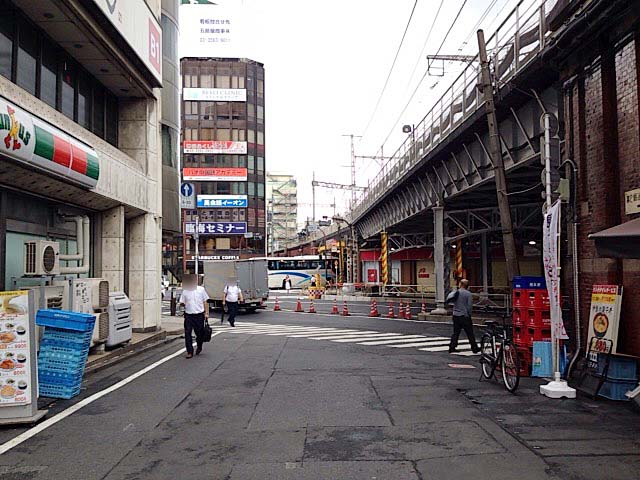 JR神田駅北口出たところからも見えるのが中央通り