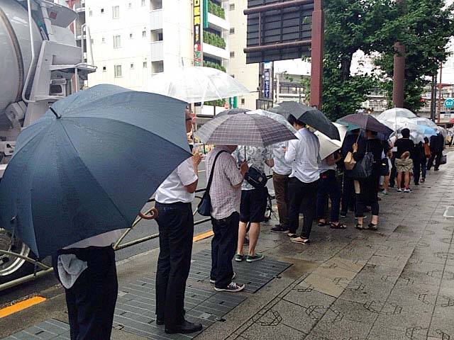 オープン初日なんて雨降りなのに12時前で40人もの行列が