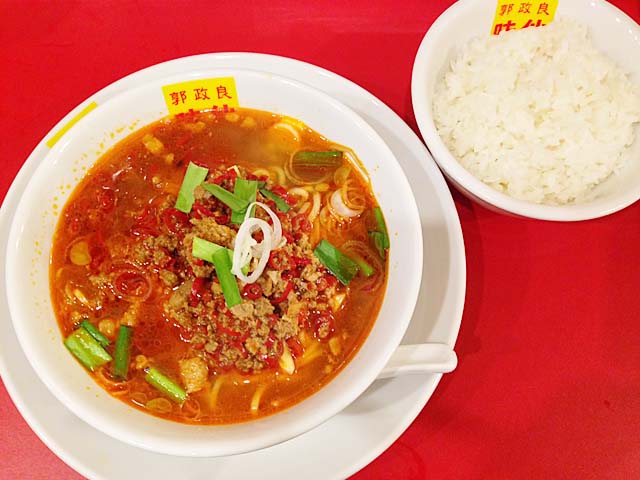 「郭政良 味仙 東京神田店」の台湾ラーメンとご飯（中）