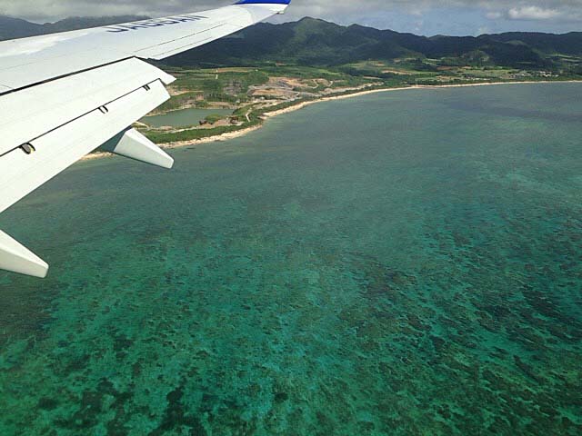 石垣島着陸寸前の飛行機機内より