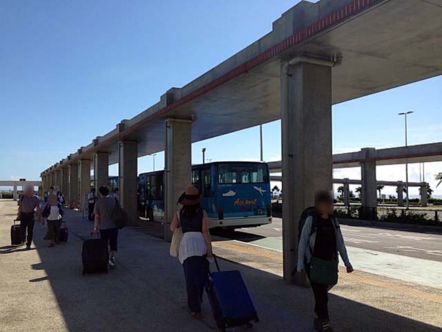 新石垣空港出た目の前のバス・タクシー乗り場