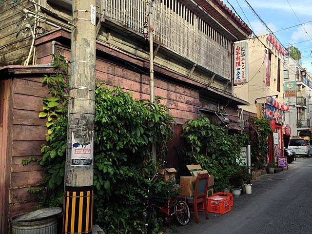 沖縄県那覇市の老舗山羊料理屋「さかえ」