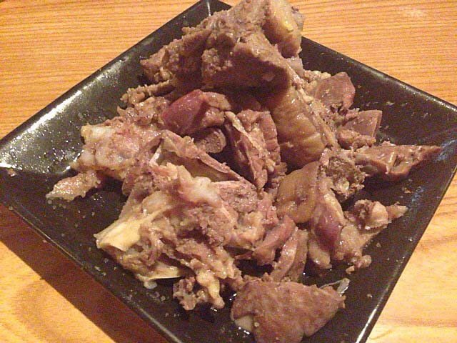 山羊汁を作る際に用いたソーキ肉に塩を振っただけの山羊の塩骨