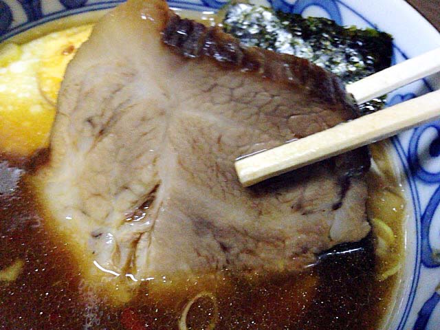 側面に焼き色がついた香ばしい肩ロース肉のチャーシュー