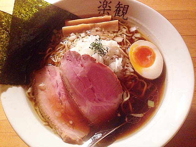 西麻布の激ウマラーメン「楽観 NISHIAZABU GOLD」の特製琥珀（醤油）