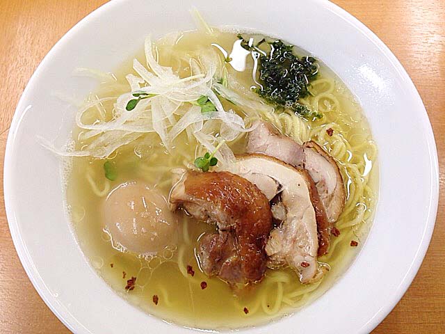 御徒町で人気の塩ラーメン専門店「富白」の鶏塩拉麺＋半熟味玉子