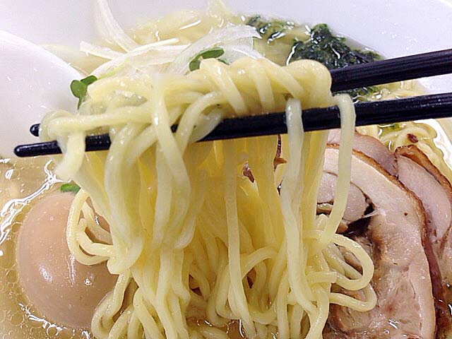 滋味あふれる塩スープを邪魔しない中細麺をチュルリラチャルメラ