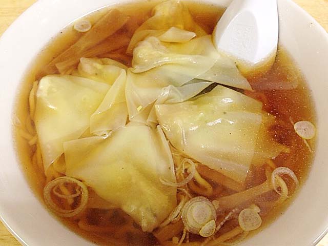 皮をチュルンと食べさせる有楽町の老舗「谷ラーメン」のワンタンメン