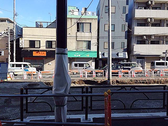 目の前の大通りは外苑東通り＠牛込柳町「中華そば 葉山」