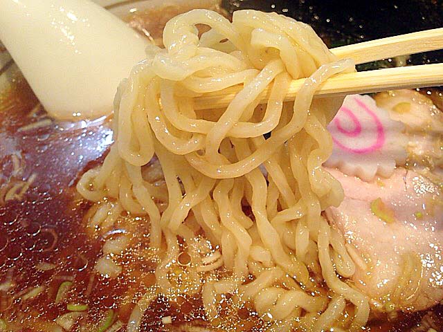 手切りの自家製ピロピロ麺がスープに絡みまくり