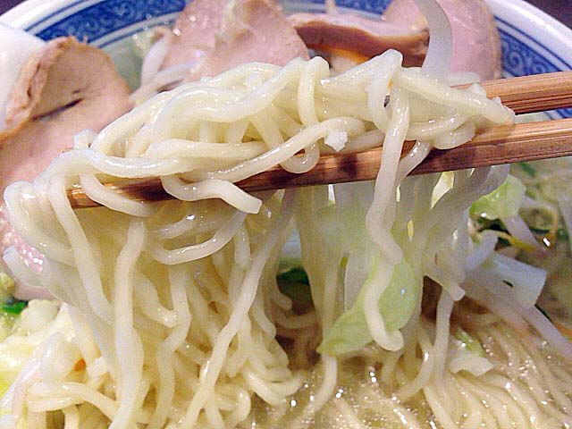 スープの個性を壊さず、静かな存在感の中太縮れ麺は大勝軒草村商店製