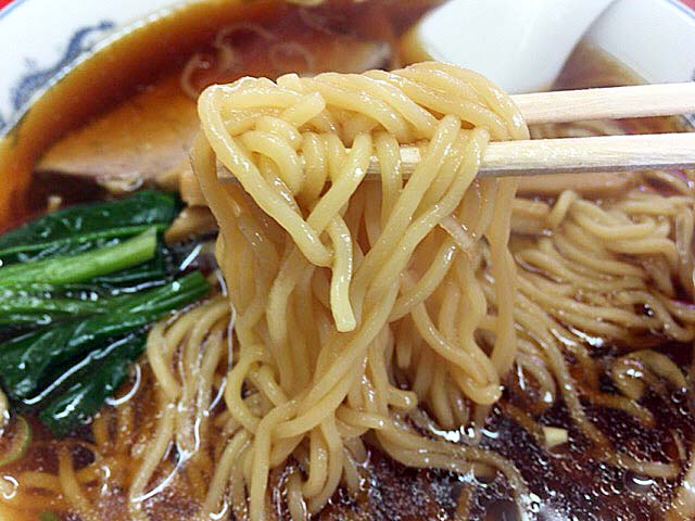 柔らかくチュルンとした舌触りの中太縮れ麺