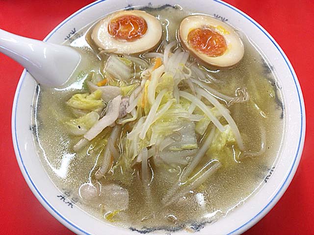 神保町の老舗中華料理屋「成光」のタンメン味付け玉子のせ